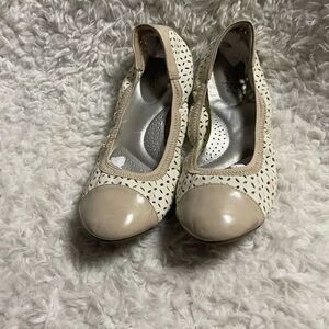 Dexflex Comfort Synthetic Beige and cream lazer cut Ballerina flats SZ9.
